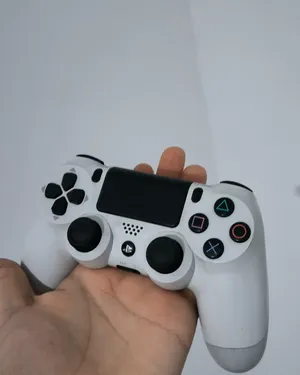 يد اصليه شبه جديده جايه معا ps4 pro
