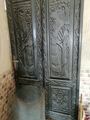 باب خشبي أنيق مع نقشته
