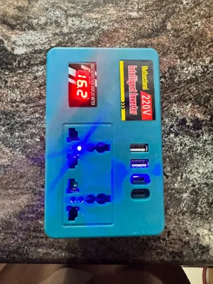 محول كهرباء ذكي متصل ببطارية (Inverter 220V) مع منافذ USB وشاشة عرض