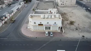 مبنى تجاري للبيع في العامرات العتكية مساحة الأرض 988م2 بدخل إيجاري حالي 700 ر.ع