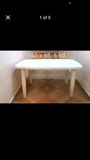 طاولة بلاستيك