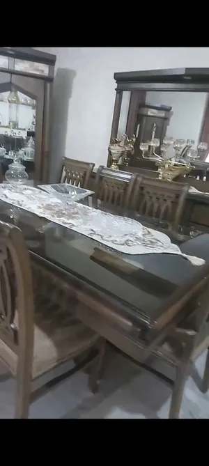 طقم سفرة مستعمل جديد لون بني مع رخام معلق خشب زان مع إضاءة مكونة من 8 كراسي ودنسوار و2 فضيات