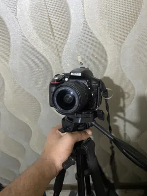 كاميرا نيكون 5300d مع عدستين 85mm and 18-55 mm ومع ثلاث بطاريات والشاحن بسعر الحرق