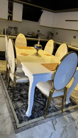 طاولة اكل رخام ابيض طبيعي وكراسي جلد ابيض