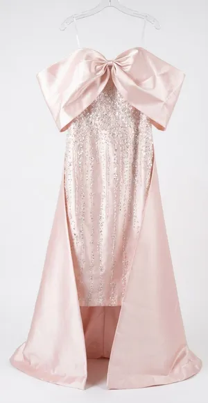 فستان سهرة فاخر باللون الوردي (Baby Pink) مع تطريز كريستال وفيونكة أنيقة