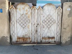 باب حديد خارجي اقرة الوصف