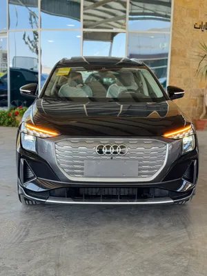اودي Q5 كهرباء كامل عداد زيرو متوفر اللون الابيض والاسود البطاريه الكبيره 570 كيلو بالشحنه