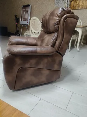 كنبة جلد بحالة ممتاذا