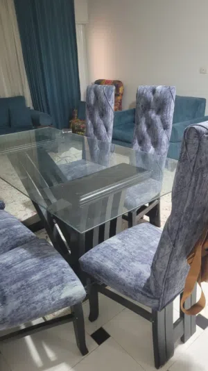 سفره مودرن عموله زان 6 كراسى منجده بالقطيفه وقرص زجاجى سكوريت  ونيش مستعمله بحاله جيده جدا