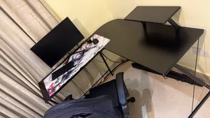 كرسي و طاوله حرف L و شاشه و ماوس و كيبورد للبيع ب 900 و قابل للتفاوض