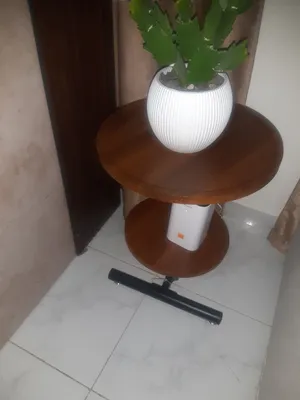 للبيع طاولة جانبية وخزانة أحذية