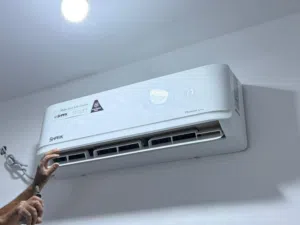 فني كهرباء وتبريد لجميع تاسيسات الكعرباء وتنصيب وصاينه جميع انواع التبريد