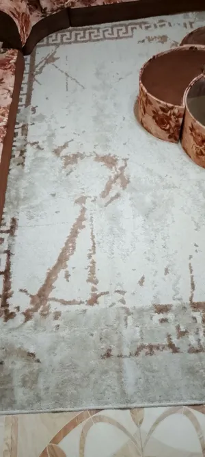 سجادة مستعمل شبه جديد لونها بيج صحرواي موديل جوتشي ما فيها اشي