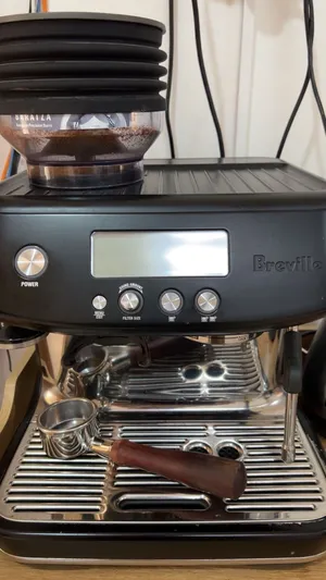 ماكينة قهوة بريفيل برو (Breville Barista Pro) بحالة ممتازة