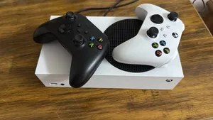 Xbox seriea s بسعر 120 قابل مستخدم استخدام خفيف ممتاز للألعاب بسعر اقتصادي افضل خيار اقتصادي لتش