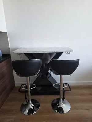 Modern Bar Table with 2 Bar Stools – Excellent Condition