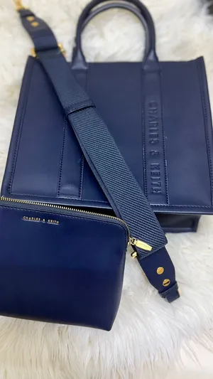 شنطة Charles & Keith كحلي مع حزام كتف ومحفظة