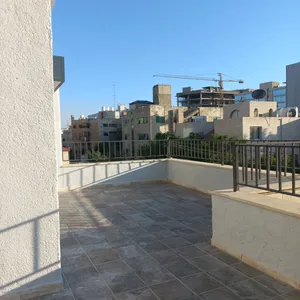 شقة للايجار طابق تاني بعماره مكونه من تلات شقق فقط باجمل مناطق عمان.ضاحية الامير راشد.الدوار الثامن