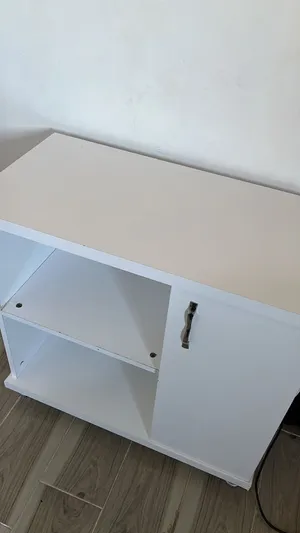 طاولة مكتبية بيضاء بتصميم ايكيا ويرجى التواصل على الخاص لمعرفة مقاساتها