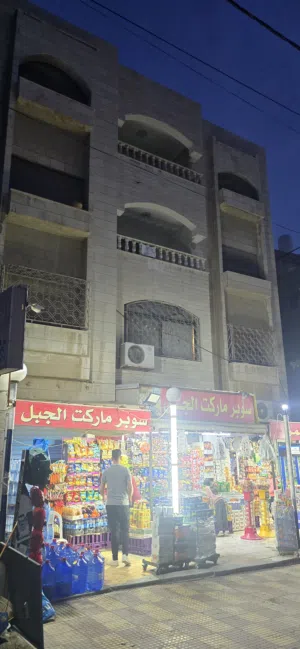 شقة طابقية للبيع في موقع استراتيجي