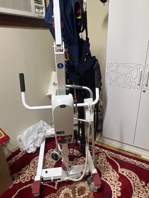 آلة تساعد الأشخاص الكبار على الحركة