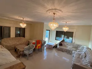 شقة للبيع في المهندسين 350 متر مربع طابق 3 مع روف كبير مميزة جداً من المالك
