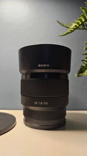 عدسة سوني 50mm 1.8 الأصلية بحالة الوكالة، مستخدمة ثلاث مرات فقط...