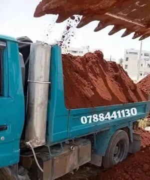 يتوفر تراب احمر زراعي قلاب  2 متر  قلاب  3 متر  تراب نظيف للحدائق واحواض الزريعه