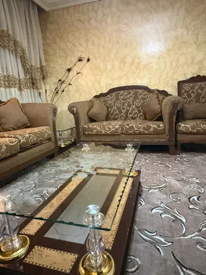 غرفة ضيوف كامله مع برداي وطاولات