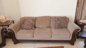 3 كنبات بحالة جيدة لا يوجود اي كسر او اي عطل