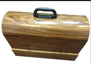 الصندوق الخشبي لآلة الخياطة المنزلية هو جهاز يستخدم لتخزين وحماية آلة الخياطة، وعادة ما يكون مصنوعًا
