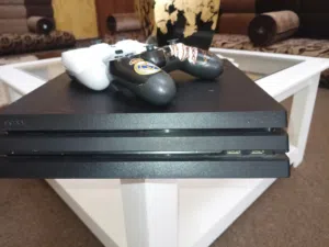 بلايستيشن 4برو مهكر اصدار 9.00 وفيه باقه10العاب تشمل لعبة فيفا26 وقراند5 /والبلايستشن  معاه2يد اصليه