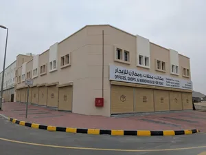 مستودع متكامل للإيجار في صناعية العامرات (شامل مكتب + 4 غرف + مطبخ) Fully equipped store for rent i