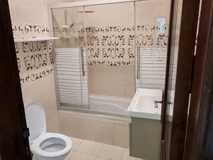شقة مكونة من ثلاث غرف نوم ومطبخ راكب وصالون وغرفة ضيوف وحمامين وبرندة. اول فني