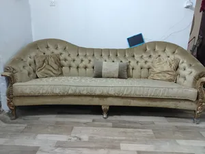 قنفات ملكي لون بيجي تحتوي على اربعه قنفات موجوده بلصور الحجم بسعر 500الف وبي مجال لي طيبين