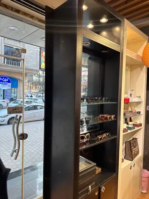 عارضات اكسسوارات للنظارات او الساعات والحقائب