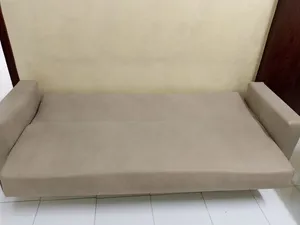 طقم كنب صوفيا مكون من ثلاثية و فرديتان . .                  .