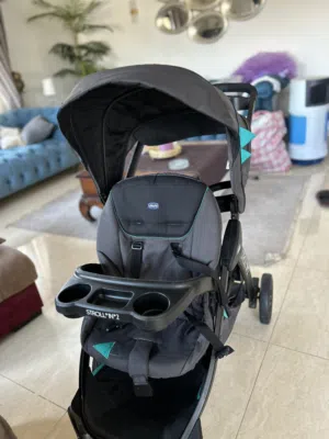 عرباي chicco ثنائيه بحاله الوكاله لون اسود وحجمها كبير سعرها الاصلي من الشركة