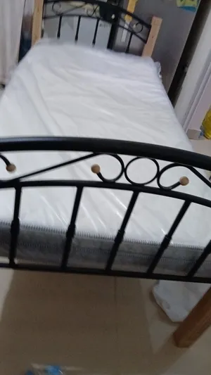 اثاث واسره ورفوف وشجرة قطط للبيع
