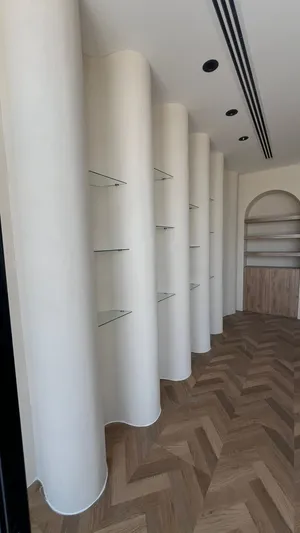 فرصة رائعة للاستثمار بموقع مميز جدا وجنب مول تجاري نشيط.