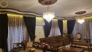 شقة فاخرة للبيع في أم السماق - قرب السيتي مول طابق ثالث 250م مع روف 130م تشطيب سوبر ديلوكس