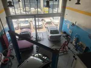 ورشة سيارات جاهزة للعمل ومجهزة بالمعدات الأساسية، مناسبة لأعمال ميكانيكا السيارات، السمكرة والصبغ