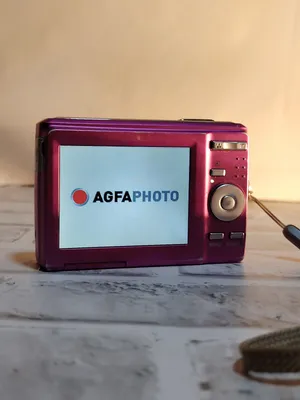 كاميرا ديجيتال رقميه من نوع Agfa photo يوجد معها ذاكرة التخزين تعمل عن طريق بطاريتين. قلم