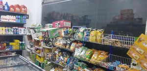 محل مواد غذائية في منطقة بوصنيب بيع بالكامل شامل البضاعة والطرمات والثلاجات رقم الهاتف 09229464