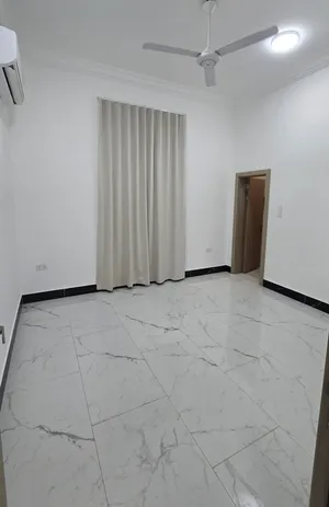 شقة للايجار السنوي ببوشر السادسه