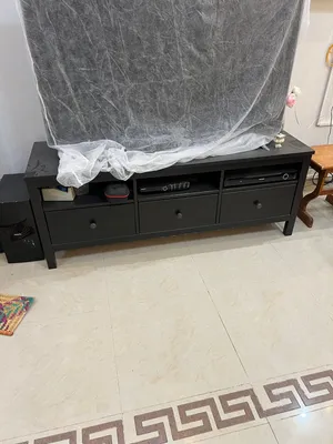 طاولة تلفزيون نظيفة