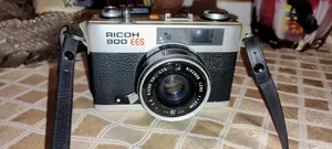 للبيع كاميرا فيلم كلاسيكية نادرة Ricoh سنة الإنتاج: أواخر السبعينيات صنع ياباني السعر 35 دينار