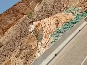 اللبيع قارب 23قديم ومكينه 60مع المكيه