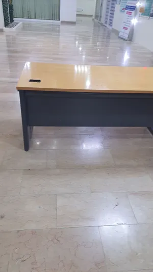طاولة مكتب مستعملة office table used قياس 160×80×72 ارتفاع خشب والهيكل والارجل معدنية قوية جدا