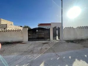 بيت  مستقل للبيع محافظة المفرق ا لغدير الاخظر للبيع للتواصل 0776752بالقرب من مطعم روابي ومن المستشفى